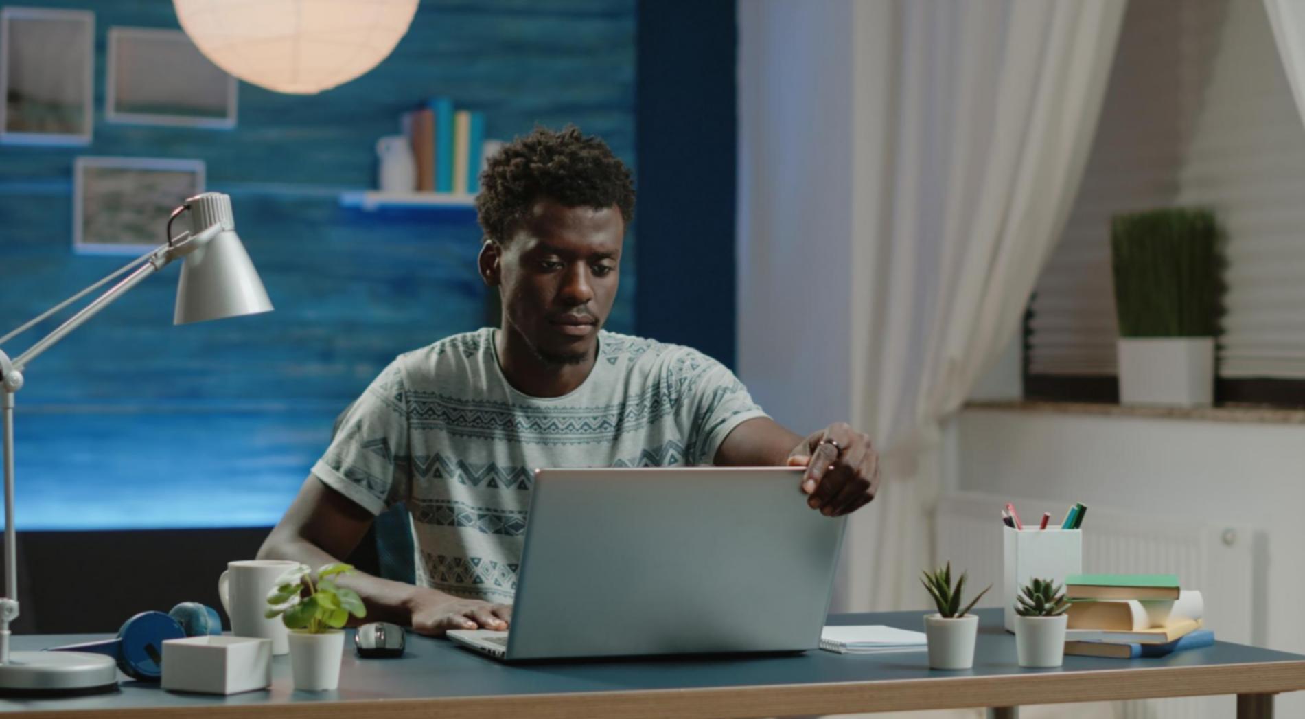 Arbeitsplatz mit Notizen und Materialien für Persönlichkeitsentwicklung